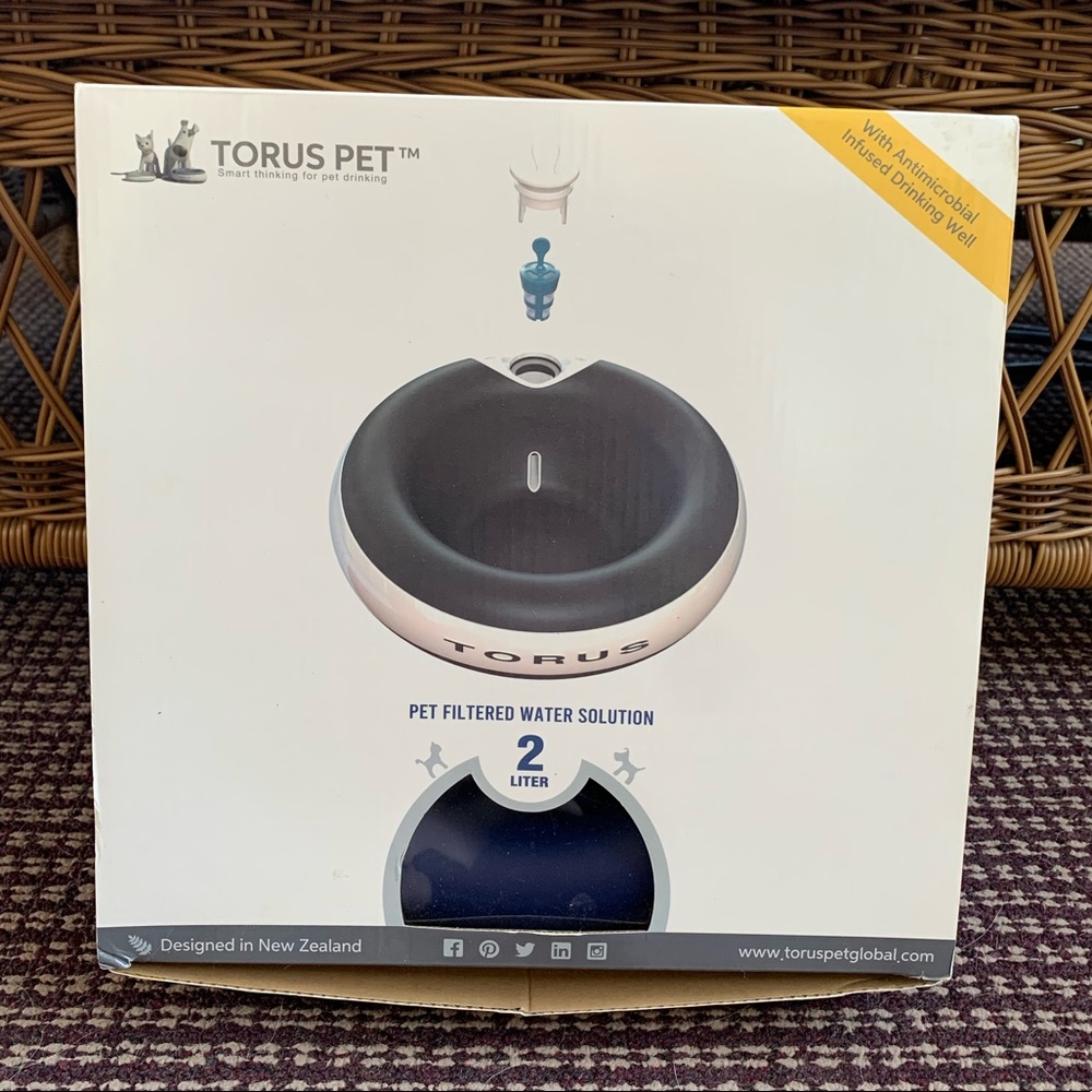 Tori’s Maxi 2-Liter (1/2 gallon) water bowl